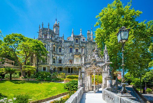 Quinta da Regaleira is a domain located in Sintra and belongs to the World Heritage of Unesco. The four-hectare domain contains a house, a park with fountains and various pavilions, a chapel with an underground crypt. The domain also contains two initiation wells that descend nine stories below ground. Subterranean passages are connected to each level that lead through a labyrinth of corridors.