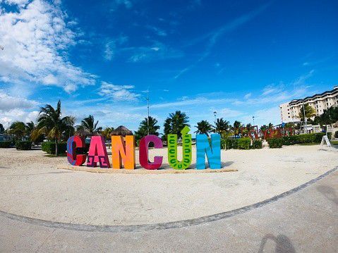 Cancun is a city in the far east of Mexico. The city has 526,701 inhabitants (census 2005) and is world famous as a tourist resort. From the 1960s, Cancun began to grow rapidly. Today, Cancun is a large city, most of which is located on the mainland. It is the largest city in Quintana Roo and the capital of the municipality of Benito Juárez.