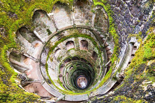 Quinta da Regaleira is a domain located in Sintra and belongs to the World Heritage of Unesco. The four-hectare domain contains a house, a park with fountains and various pavilions, a chapel with an underground crypt. The domain also contains two initiation wells that descend nine stories below ground. Subterranean passages are connected to each level that lead through a labyrinth of corridors.