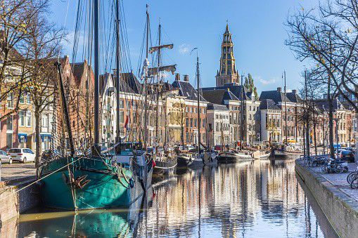 Groningen, is the capital of the Dutch province of Groningen. In 2020 the city of Groningen had 203,105 inhabitants. It is the largest city in the northern Netherlands. A special aspect of Groningen are the many courtyards, called guest houses in Groningen. The city fulfills a central function, which is reinforced by the presence of the university and the university of applied sciences.